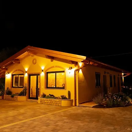 בית חווה Casa Chiara לטינה